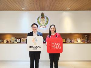 Dr. Kongsak Yodmanee, Governor of the Sports Authority of Thailand, join Mrs. Thiratida Kuvantrarai, CEO of TAGTHAi, for a photo to mark this sponsorship.